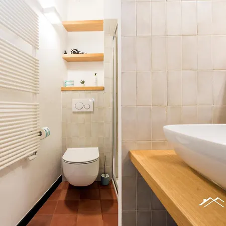 1min | Sea View| 2br| A/c| By Tilo