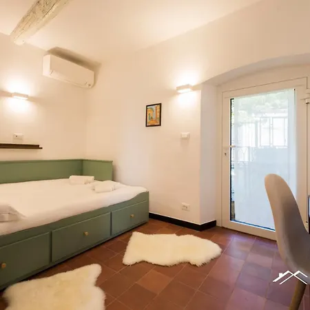 1min | Sea View| 2br| A/c| By Tilo